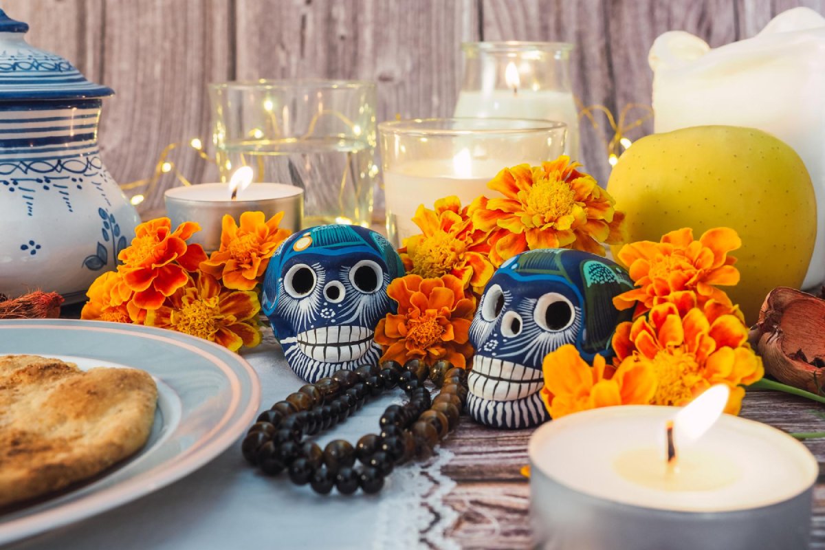 Le Guide Complet pour Créer un Autel Traditionnel du Jour des Morts (Ofrenda) - Structure et Niveaux de l'Autel Traditionnel.